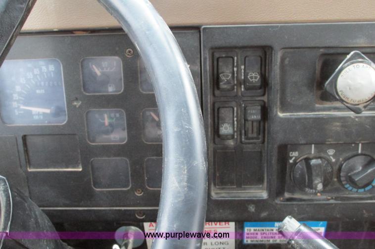 image for item E5030 1990 International 4900 vacuum truck