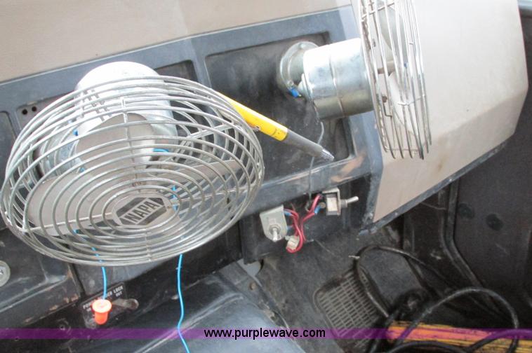 image for item E5030 1990 International 4900 vacuum truck