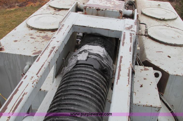 image for item E5030 1990 International 4900 vacuum truck