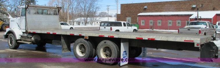 image for item E5046 1991 Western Star 4800 flatbed truck