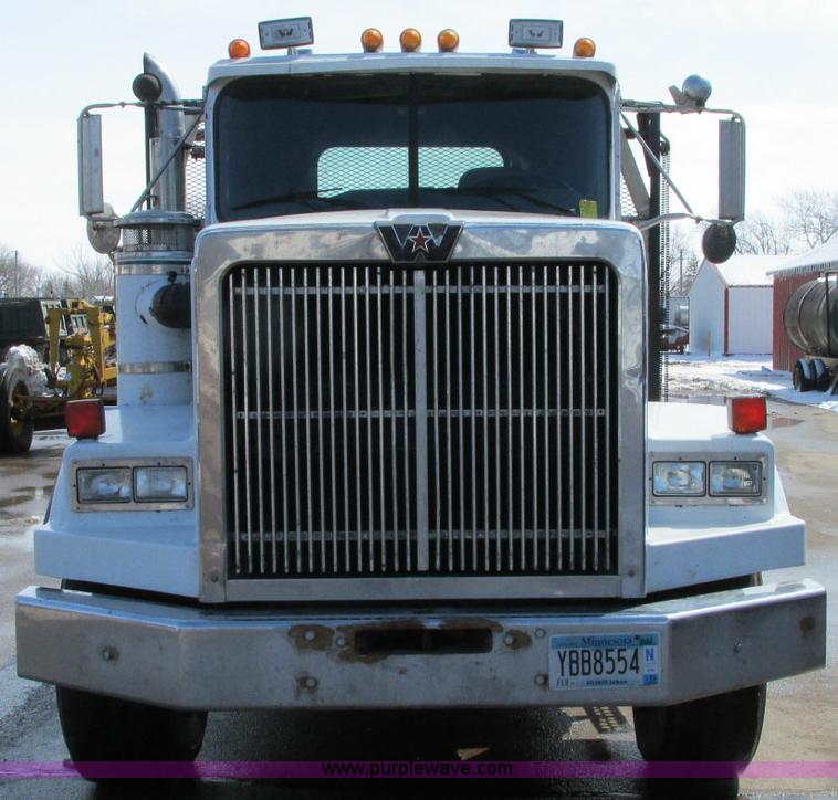 image for item E5046 1991 Western Star 4800 flatbed truck