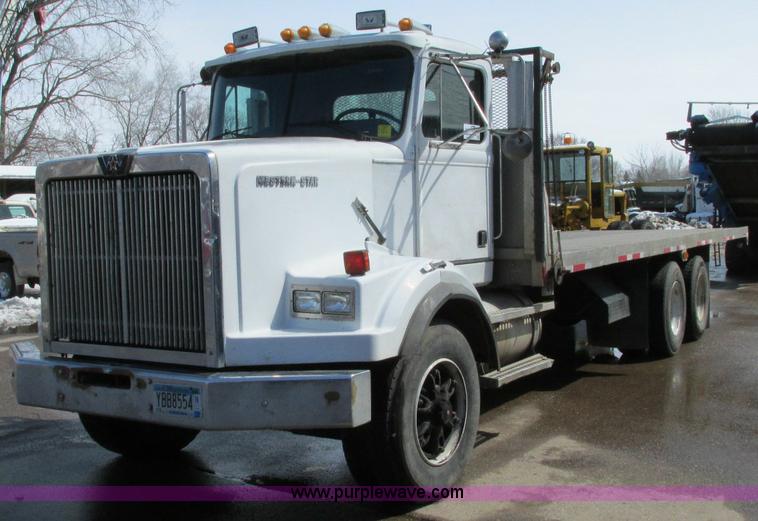 image for item E5046 1991 Western Star 4800 flatbed truck