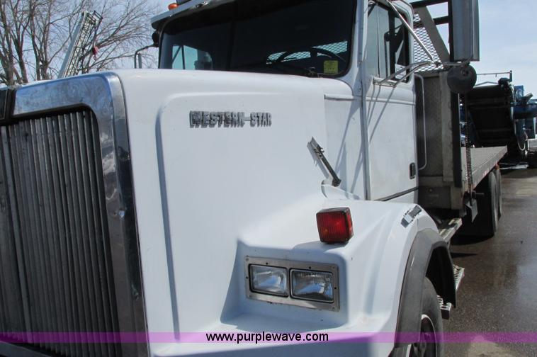 image for item E5046 1991 Western Star 4800 flatbed truck