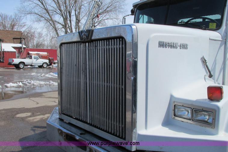 image for item E5046 1991 Western Star 4800 flatbed truck