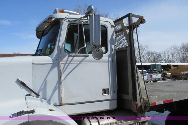 image for item E5046 1991 Western Star 4800 flatbed truck