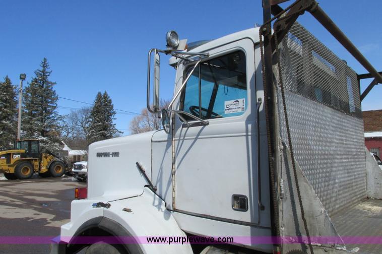 image for item E5046 1991 Western Star 4800 flatbed truck