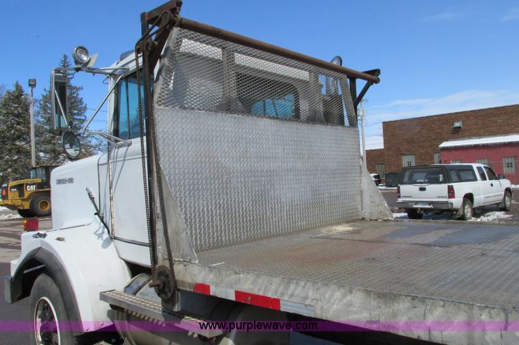 image for item E5046 1991 Western Star 4800 flatbed truck