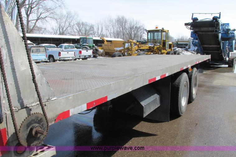 image for item E5046 1991 Western Star 4800 flatbed truck