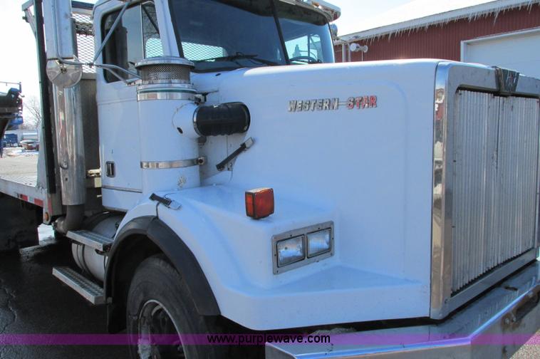 image for item E5046 1991 Western Star 4800 flatbed truck