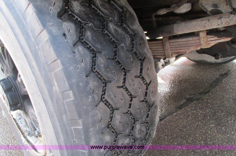 image for item E5046 1991 Western Star 4800 flatbed truck