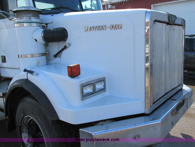 image for item E5046 1991 Western Star 4800 flatbed truck