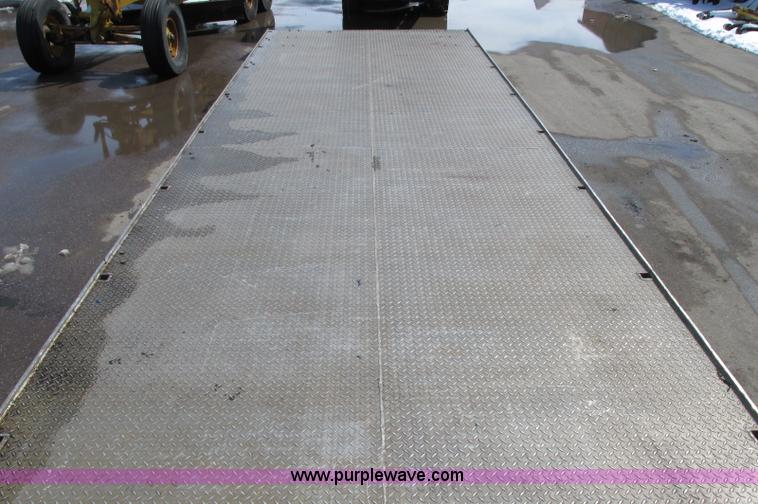 image for item E5046 1991 Western Star 4800 flatbed truck