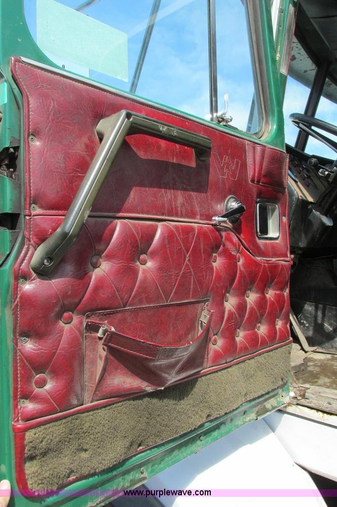 image for item E5046 1991 Western Star 4800 flatbed truck