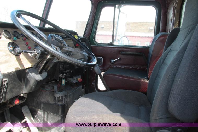 image for item E5046 1991 Western Star 4800 flatbed truck