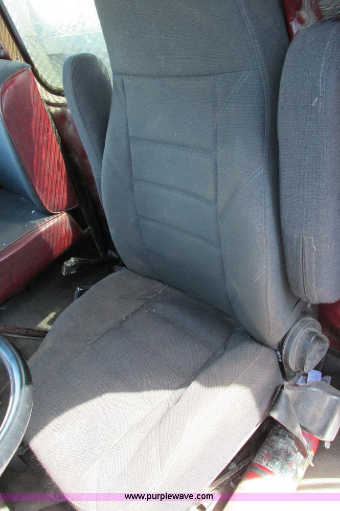 image for item E5046 1991 Western Star 4800 flatbed truck