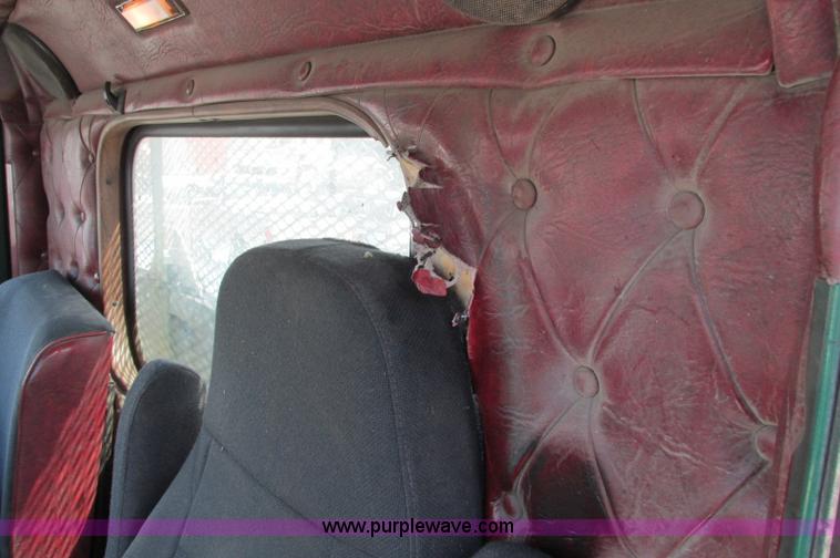 image for item E5046 1991 Western Star 4800 flatbed truck