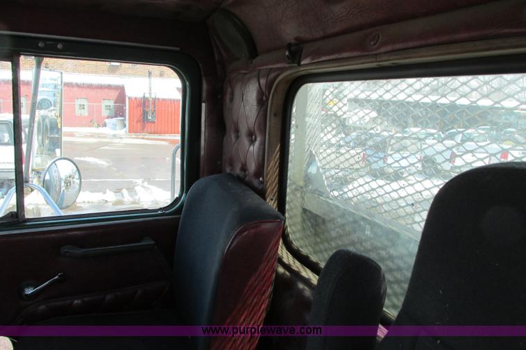 image for item E5046 1991 Western Star 4800 flatbed truck