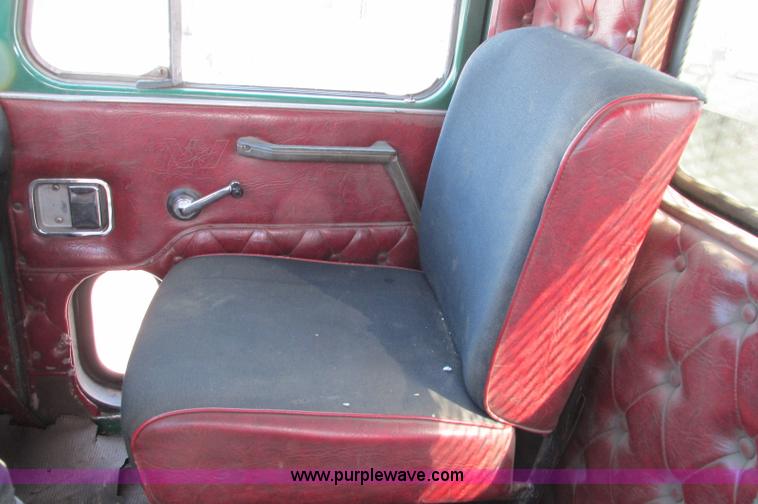 image for item E5046 1991 Western Star 4800 flatbed truck