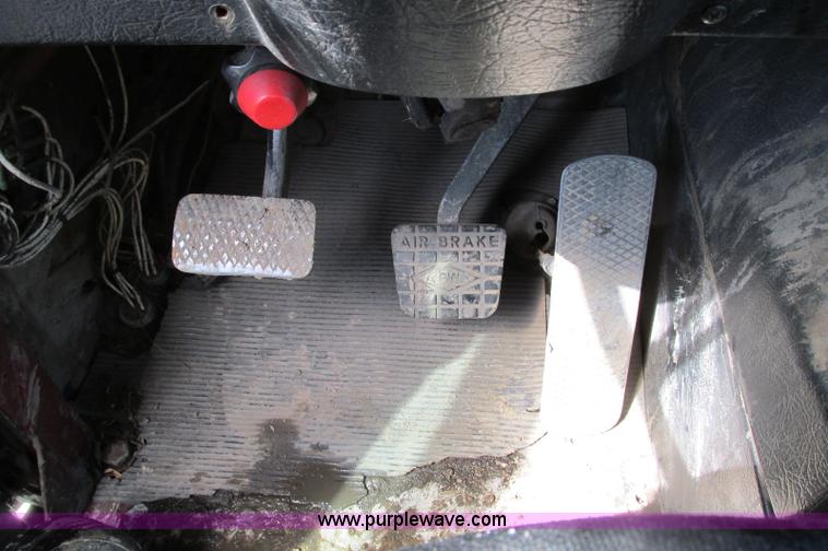 image for item E5046 1991 Western Star 4800 flatbed truck