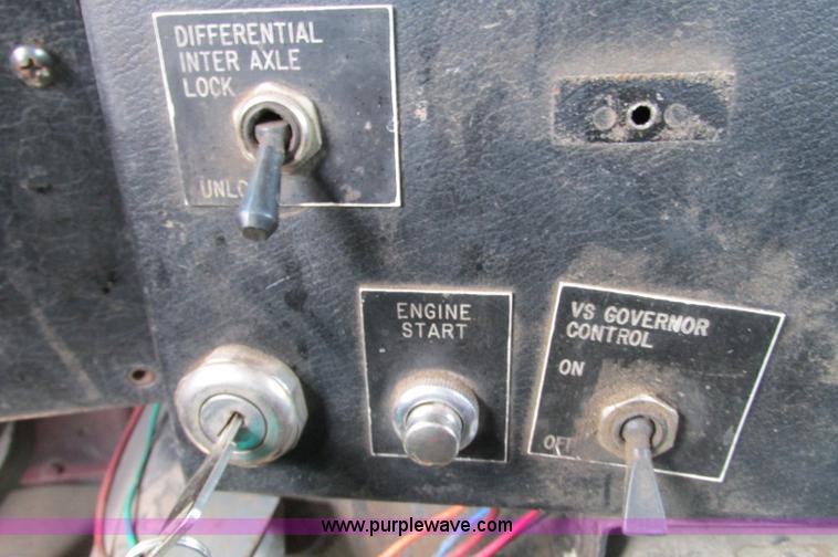 image for item E5046 1991 Western Star 4800 flatbed truck