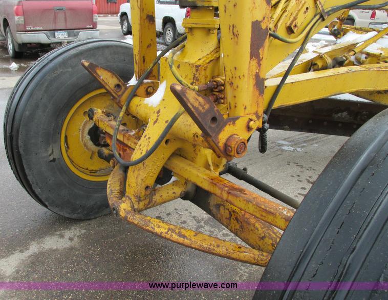 image for item E5047 1959 Caterpillar 12 motor grader