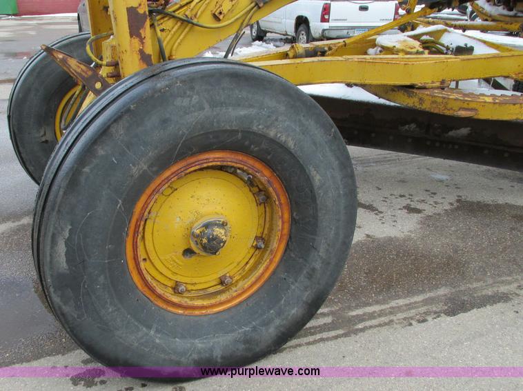 image for item E5047 1959 Caterpillar 12 motor grader