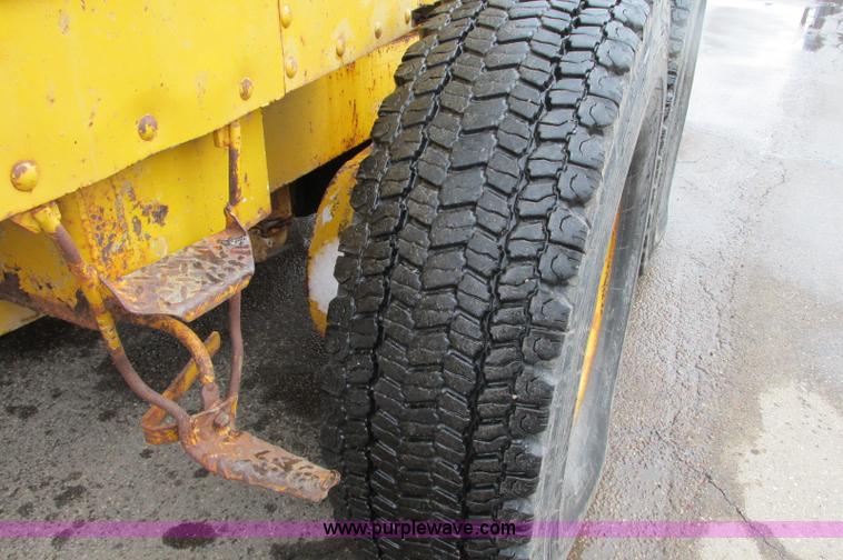 image for item E5047 1959 Caterpillar 12 motor grader