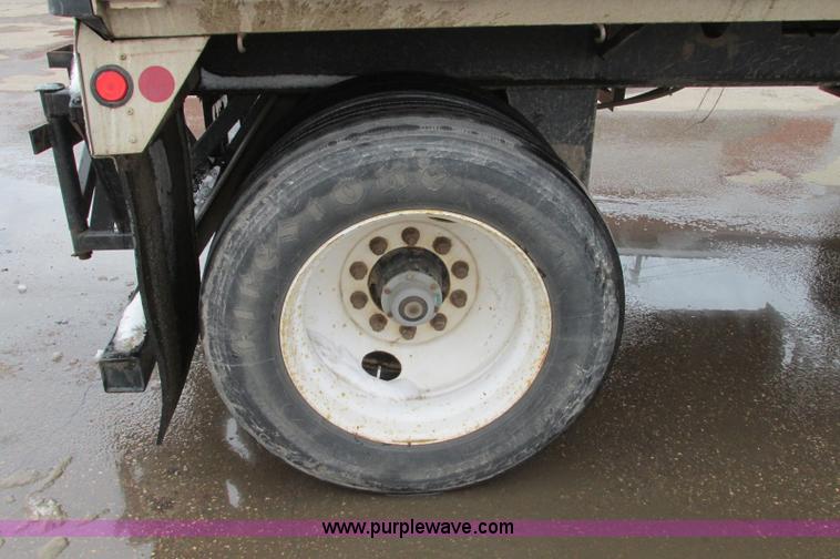 image for item E5049 1995 Trail King NXT152 flatbed trailer