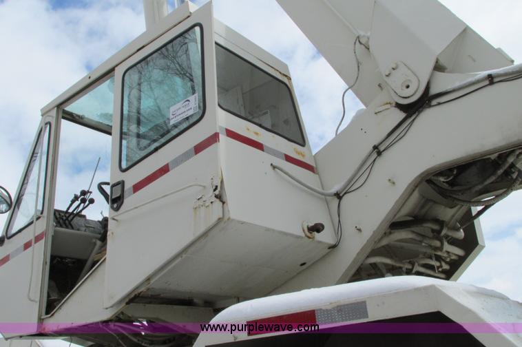 image for item E5051 1985 P & H RT50 rough terrain crane