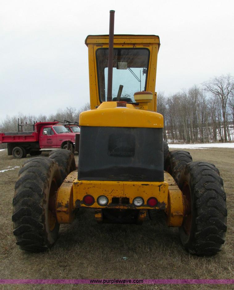 image for item E5061 1975 John Deere 570A motor grader