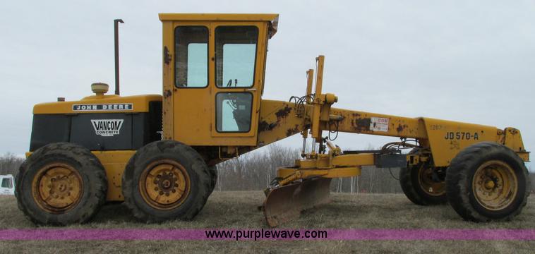 image for item E5061 1975 John Deere 570A motor grader