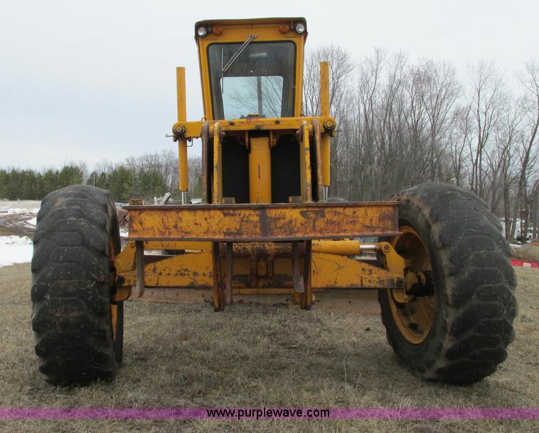 image for item E5061 1975 John Deere 570A motor grader