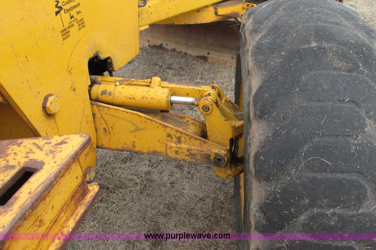 image for item E5061 1975 John Deere 570A motor grader