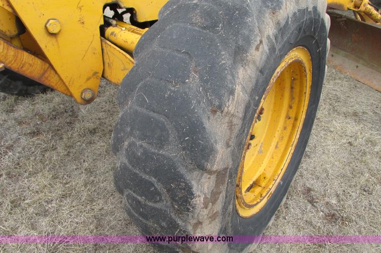 image for item E5061 1975 John Deere 570A motor grader