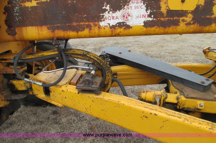 image for item E5061 1975 John Deere 570A motor grader