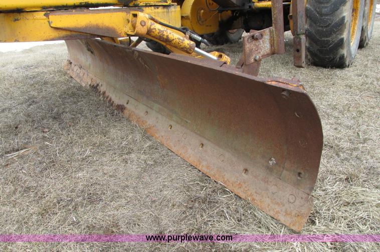 image for item E5061 1975 John Deere 570A motor grader