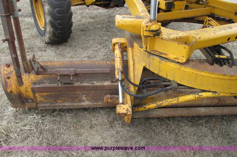 image for item E5061 1975 John Deere 570A motor grader