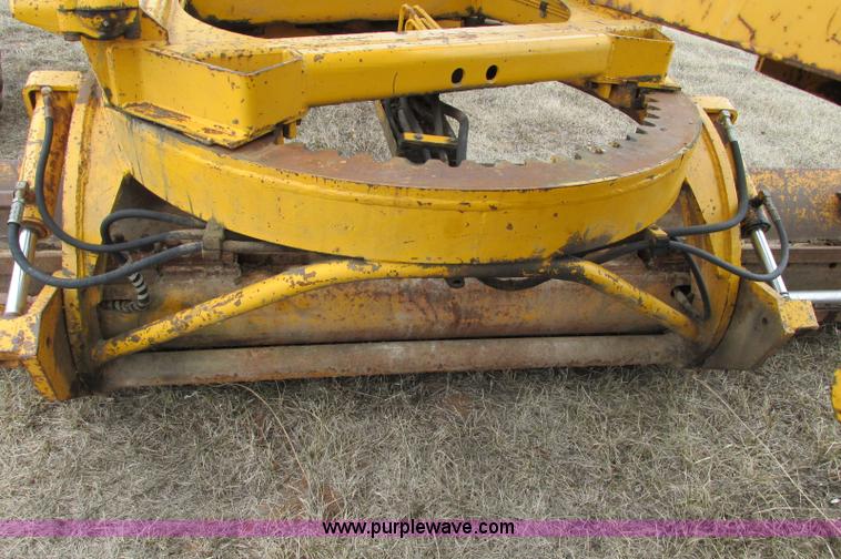 image for item E5061 1975 John Deere 570A motor grader