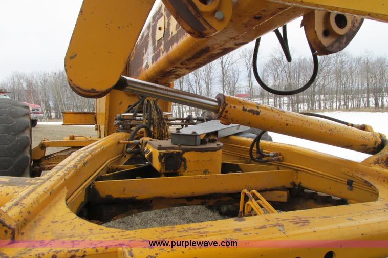 image for item E5061 1975 John Deere 570A motor grader