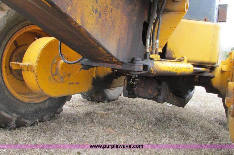 image for item E5061 1975 John Deere 570A motor grader