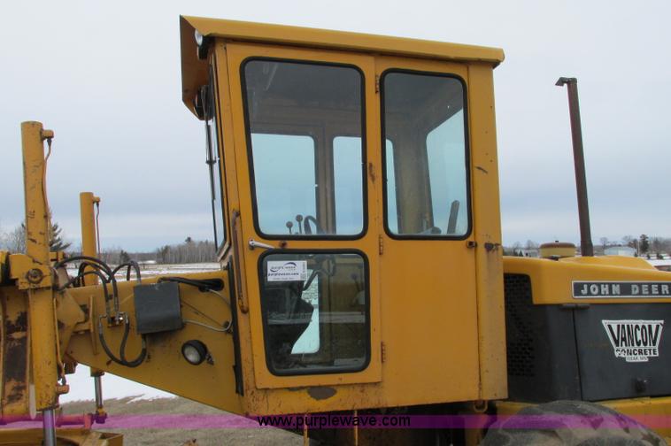 image for item E5061 1975 John Deere 570A motor grader