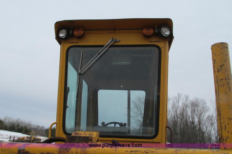 image for item E5061 1975 John Deere 570A motor grader