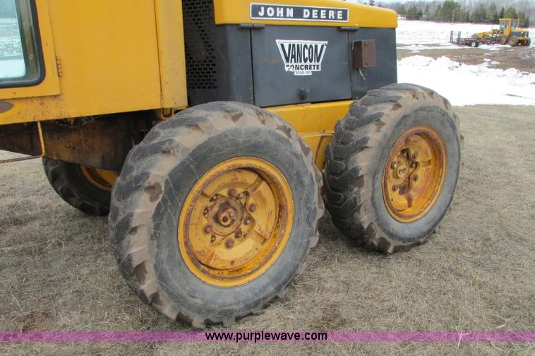 image for item E5061 1975 John Deere 570A motor grader
