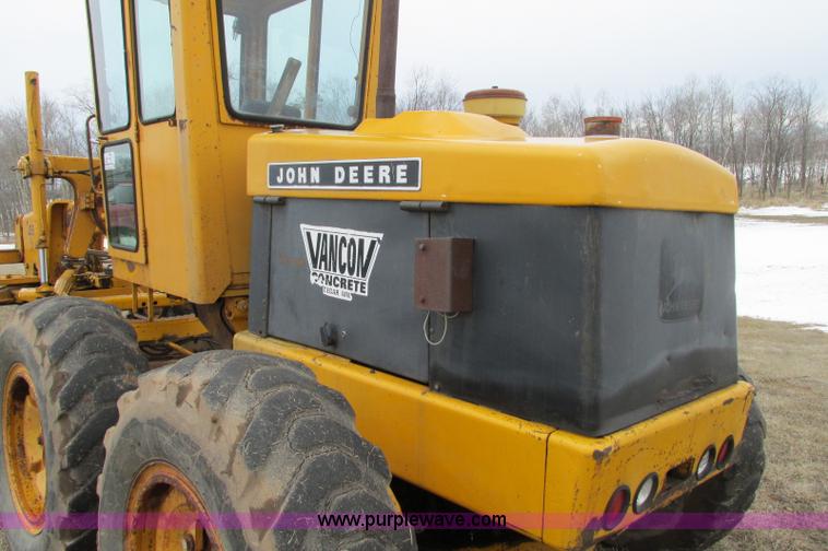 image for item E5061 1975 John Deere 570A motor grader