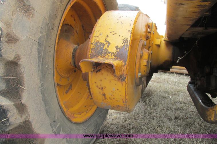 image for item E5061 1975 John Deere 570A motor grader