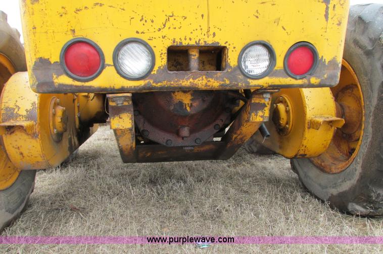 image for item E5061 1975 John Deere 570A motor grader