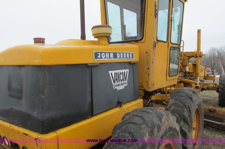 image for item E5061 1975 John Deere 570A motor grader