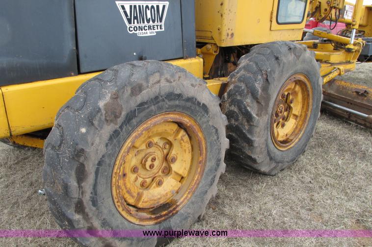 image for item E5061 1975 John Deere 570A motor grader