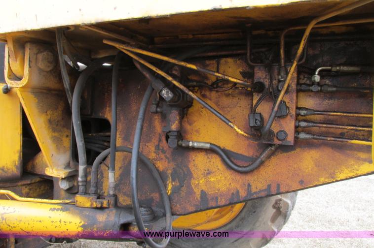 image for item E5061 1975 John Deere 570A motor grader