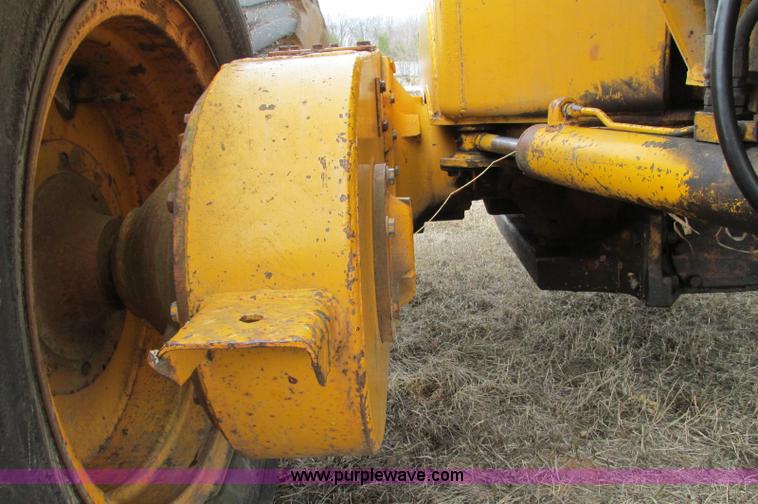 image for item E5061 1975 John Deere 570A motor grader